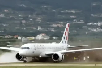 Avião derrapa e sai da pista durante decolagem na Croácia