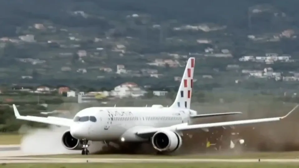 Avião derrapa e sai da pista durante decolagem na Croácia