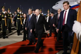 Putin chega à China para visita de Estado dias após partida de Trump