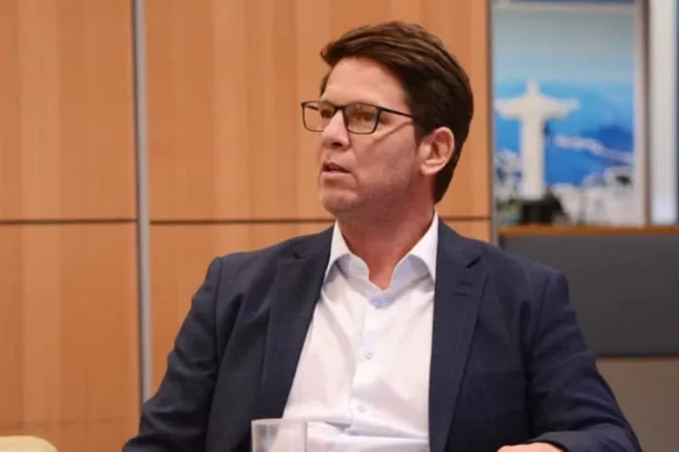 Áudio mostra Mario Frias agradecendo a Vorcaro por apoio a filme, diz site
