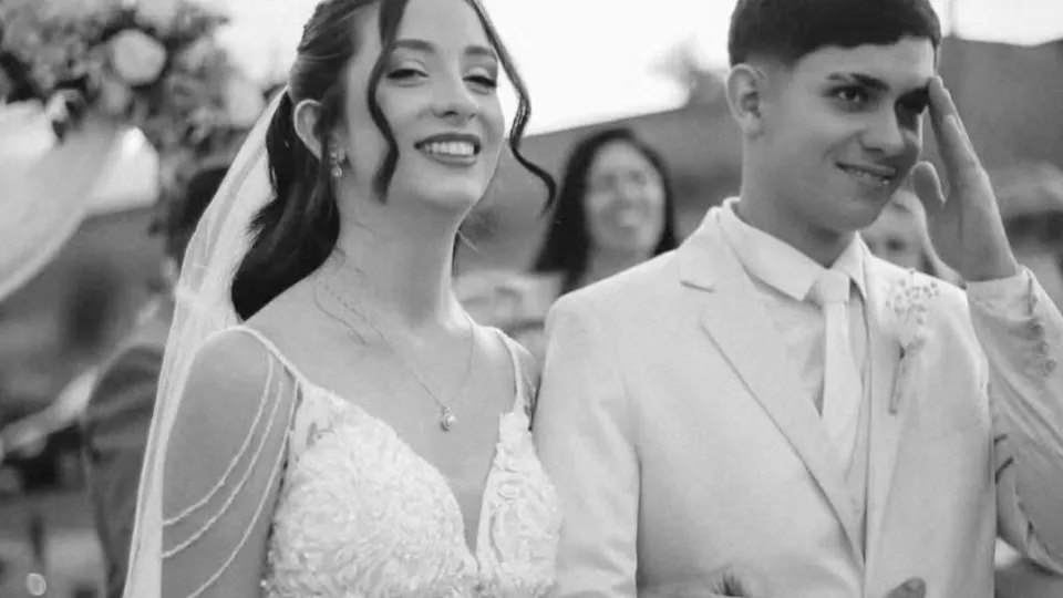 Recém-casados mortos em acidente em SP são velados e enterrados juntos