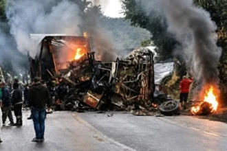 Acidente entre ônibus e caminhão deixa ao menos oito mortos em MG