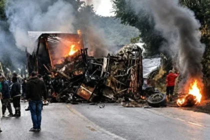 Acidente entre ônibus e caminhão deixa ao menos oito mortos em MG