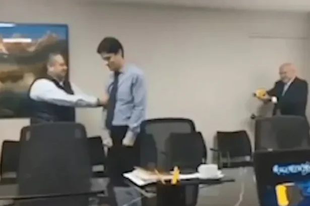 Prefeito provoca revolta após disparar arma de choque contra assessor