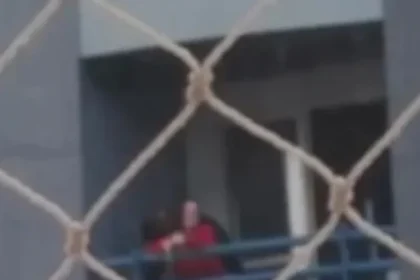 Casal transa na sacada e vizinhos acionam a polícia: “Então não olhem”