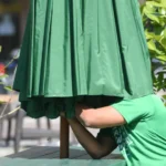 Mulher morre após ser atingida por guarda-sol em restaurante nos EUA