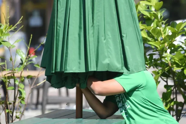 Mulher morre após ser atingida por guarda-sol em restaurante nos EUA