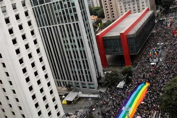 Parada LGBT+ de São Paulo enfrenta desafios e ameaça deixar as ruas