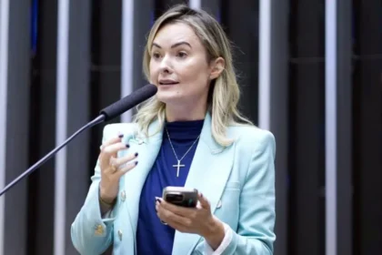 Oposição critica PEC do fim da escala 6x1 durante votação na Comissão