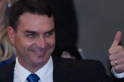 Flávio insiste que Trump trate CV e PCC como terroristas para tentar emparedar Lula na eleição