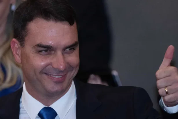 Flávio insiste que Trump trate CV e PCC como terroristas para tentar emparedar Lula na eleição