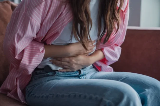 Cólicas menstruais fazem 4 em cada 10 meninas faltarem às aulas no Brasil, diz estudo