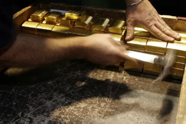 Ex-funcionário da CIA escondia 300 barras de ouro dentro de casa