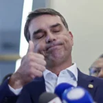Flávio explora decisão dos EUA como trunfo eleitoral, e aliados de Lula focam