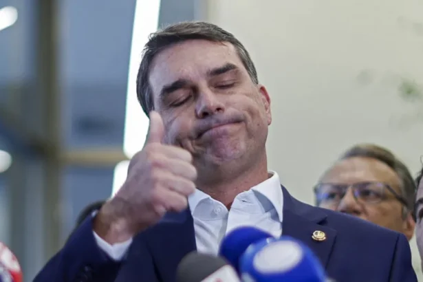 Flávio explora decisão dos EUA como trunfo eleitoral, e aliados de Lula focam