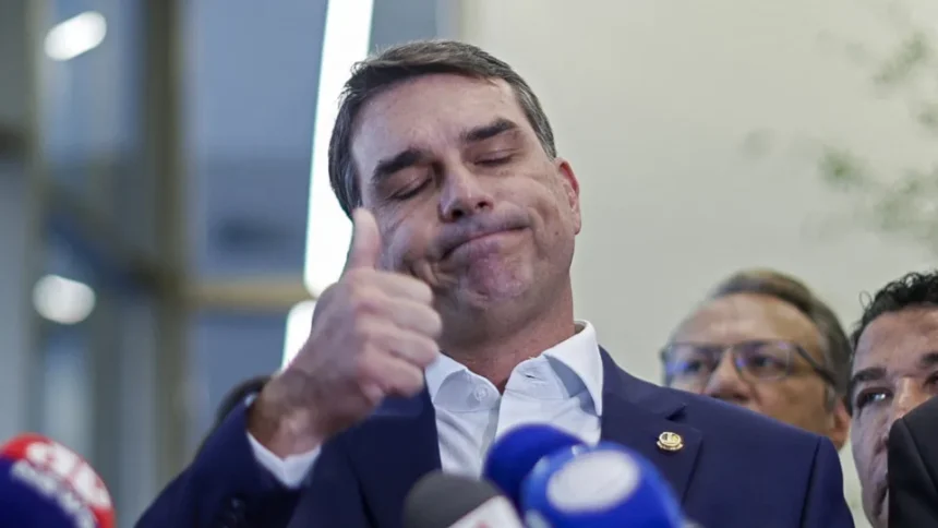 Flávio explora decisão dos EUA como trunfo eleitoral, e aliados de Lula focam
