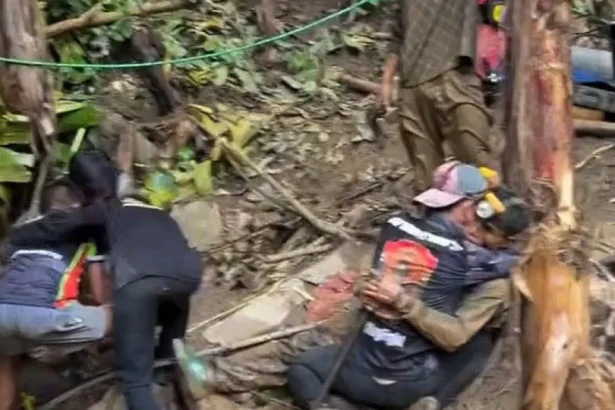 Resgatadas mais quatro pessoas de gruta inundada no Laos; vídeo