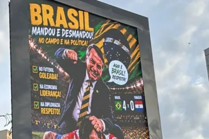 Paraguai manda retirar painéis que traziam montagem com Jair Bolsonaro