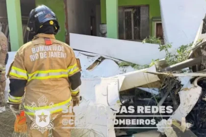 Avião cai em área residencial de Nova Iguaçu, no Rio, e piloto morre