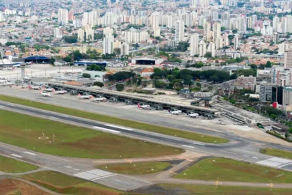 Mulher morre após cair de escada de avião no desembarque em Congonhas