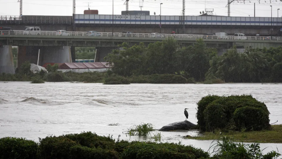 Tufão Jangmi deixa feridos, corta energia e cancela 600 voos no Japão