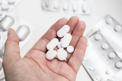 Anvisa suspende lotes de medicamentos para controle de pressão e para câncer; entenda