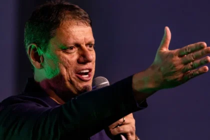 Tarcísio defende autonomia da polícia e diz não interferir, um dia após críticas de Nunes e Flávio