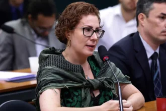 Justiça manda prender jornalista perseguido por Carla Zambelli