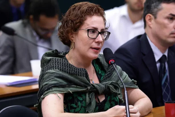 Justiça manda prender jornalista perseguido por Carla Zambelli