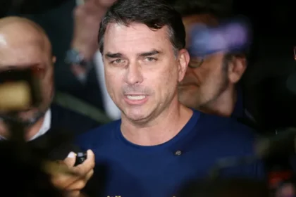Flávio Bolsonaro pede que STF declare Moraes suspeito para julgar caso Master