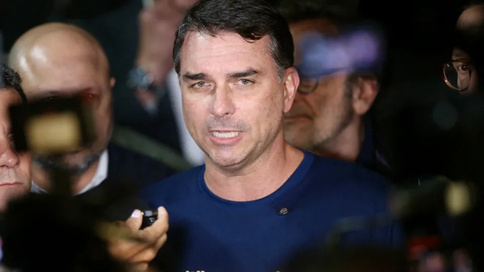 Flávio Bolsonaro pede que STF declare Moraes suspeito para julgar caso Master