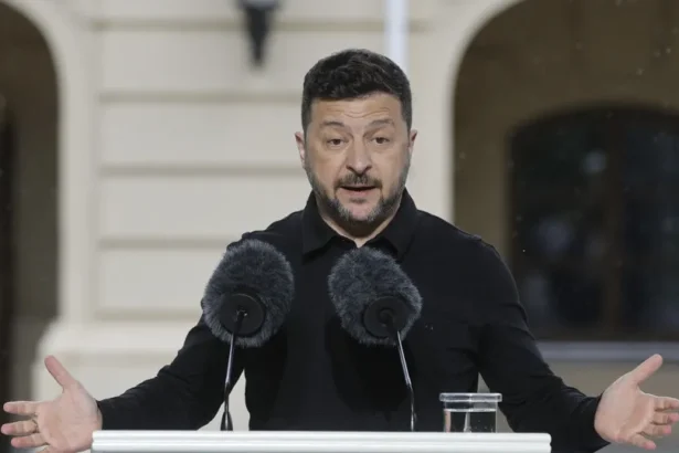 Zelensky chega a Londres para reunião com Starmer, Merz e Macron