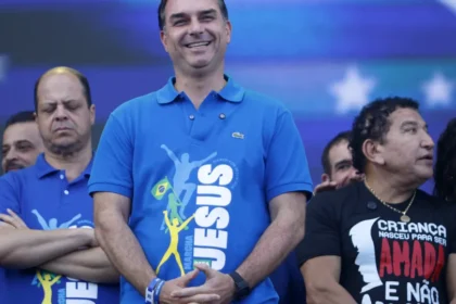 Meu vice será uma pessoa preparada e de preferência mulher, diz Flávio Bolsonaro