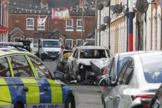 Protestos anti-imigração terminam em violência e incêndios na Irlanda