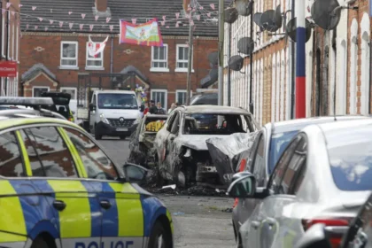 Protestos anti-imigração terminam em violência e incêndios na Irlanda