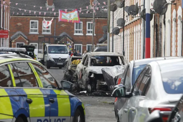 Protestos anti-imigração terminam em violência e incêndios na Irlanda