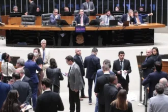 Redução da maioridade penal para 16 anos é aprovada em comissão e avança na Câmara
