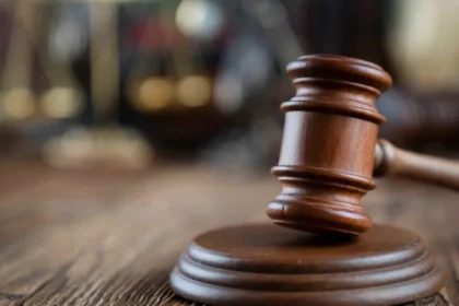 Advogado pede condenação do próprio cliente em SC e surpreende juíza