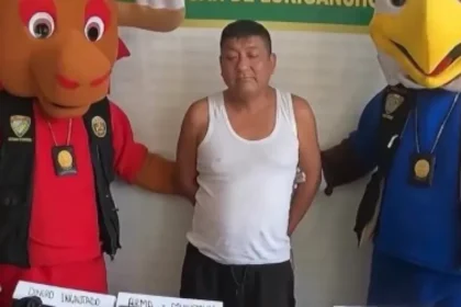 Policiais peruanos vestem-se de mascotes da Copa para deter traficante