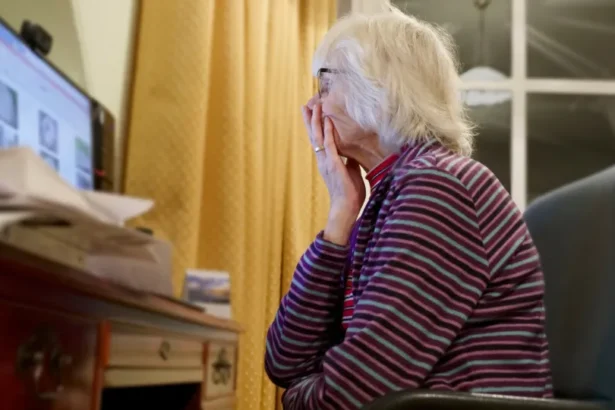 Conheça o casal 60+ que ensina idosos a lidar com tecnologia e evitar golpes