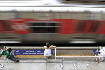 Criança cai em vão entre trem e plataforma de estação da linha 9-esmeralda em SP