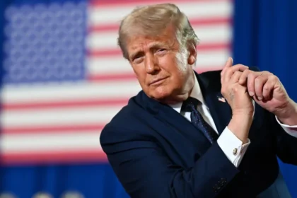 Trump diz que estreito de Hormuz está aberto, enquanto Irã promete cobrar taxas