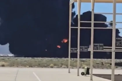 Vídeos mostram destruição deixada após queda de bombardeiro nos EUA