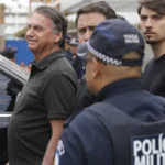 Arma de Jair Bolsonaro é apreendida com militar durante blitz no DF