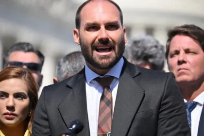 STF condena Eduardo Bolsonaro pelo crime de coação por atuação nos EUA