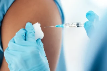 Vacina da Covid reduz risco de infarto e AVC em idosos, aponta estudo