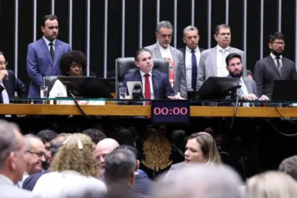 Câmara aprova anistia a caminhoneiros que bloquearam estradas após derrota de Bolsonaro