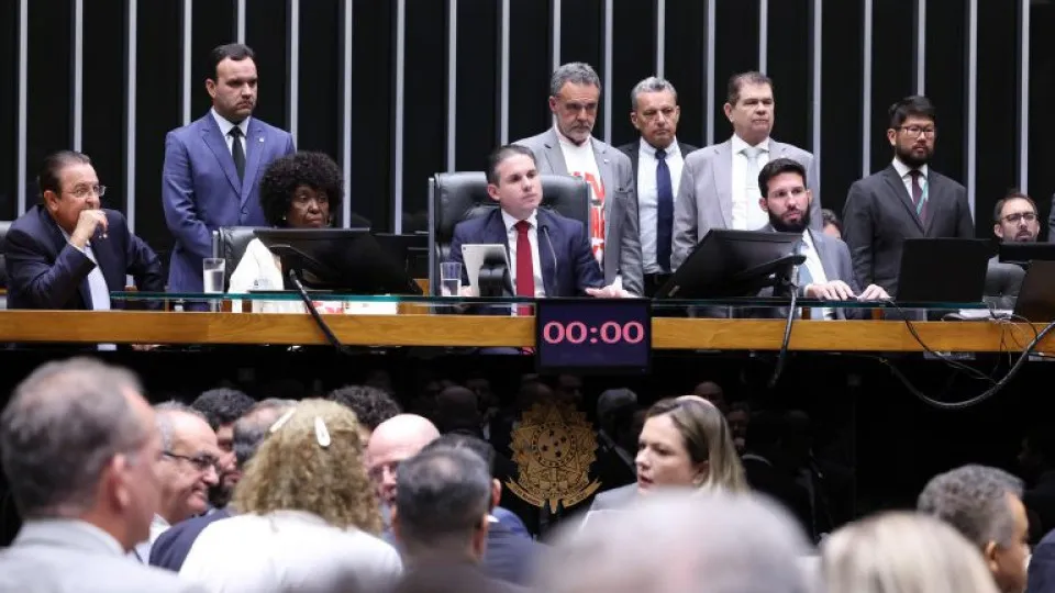 Câmara aprova anistia a caminhoneiros que bloquearam estradas após derrota de Bolsonaro
