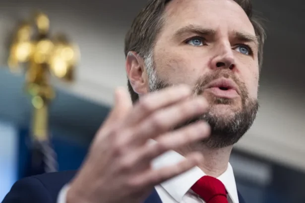 JD Vance chega à Suíça para início das negociações de paz no Irã