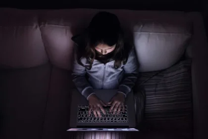 Governo Lula inclui estupro virtual no Ligue 180 após alta nos casos de violência na internet
